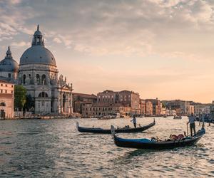 Wenecja walczy z turystami. W życie wchodzą nowe zasady wjazdu do pływającego miasta 