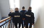 Ścigany prze policję 23-latek wyskoczył z auta i uciekał PIESZO! Po drodzę wyrzucił BROŃ [ZDJĘCIA]