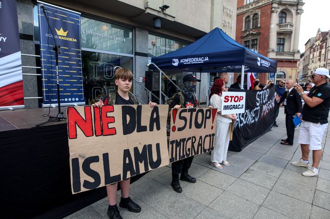 Protest przeciwko imigrantom.Tysiące kibiciów na ulicach Katowic