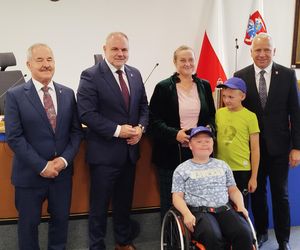 Rodzina Tymka Kalaty wymieniła się prezentami z prezydentem i radnymi