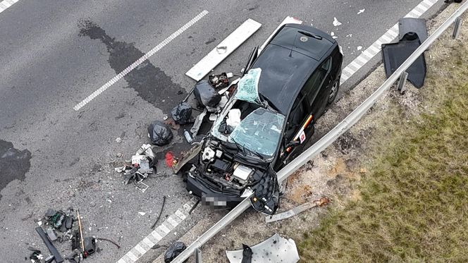 Wjechał Uberem prosto w drogowców. Są ranni