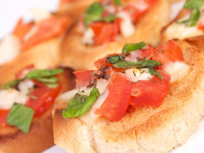 Bruschetta z pomidorem i mozarellą - dobry przepis na bruchettę