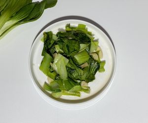 Nie lubię pekińskiej w surówkach. Wybieram inne liście, które smakują o niebo lepiej