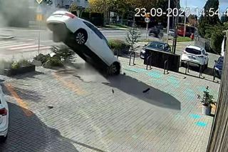 Dramatyczny wypadek we Wrocławiu. Auto poszybowało w powietrze