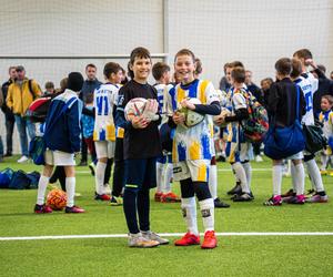 W Olsztynie otwarto profesjonalne boisko sportowe. Będą korzystali z niego młodzi piłkarze