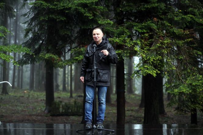 Andrzej Duda w deszczu sadził drzewa