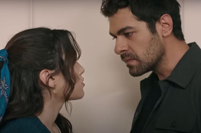 Kiedy, po wyjściu z gabinetu spotka Zeynep, przeszyje ją pełnym nienawiści wzrokiem 