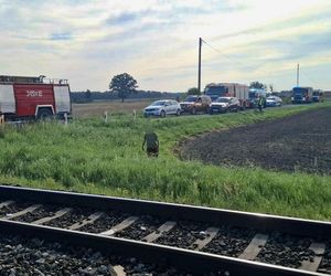 Gronówka. Śmiertelny wypadek na przejeździe kolejowym. Zderzenie kampera z pociągiem osobowym [ZDJĘCIA].
