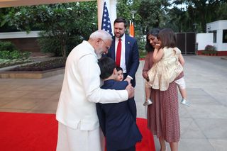 Rozmowy pokojowe w Delhi. Wiceprezydent USA Vance: Rosja i Ukraina będą musiały dokonać wymiany terytoriów.