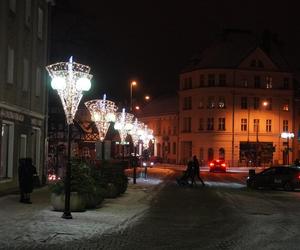 Świąteczne iluminacje w Olsztynie zachwycają. Prawdziwą „gwiazdą” jest choinka na starówce [ZDJĘCIA]