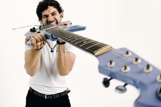 Jacko Brango ma Za dużo gitar. Debiutancki album artysty już jest!