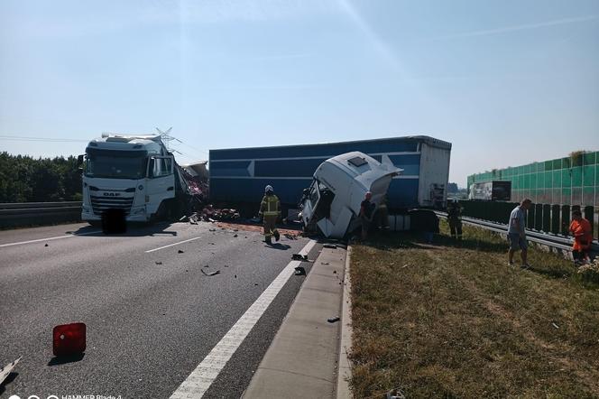 Koszmarny wypadek na A1 w Dobieszowicach. Zderzyły się dwie ciężarówki i bus. Lądował LPR