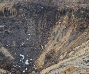 W Bolesławiu znowu zapadła się ziemia. Ogromne zapadlisko znajduje się w pobliżu domów