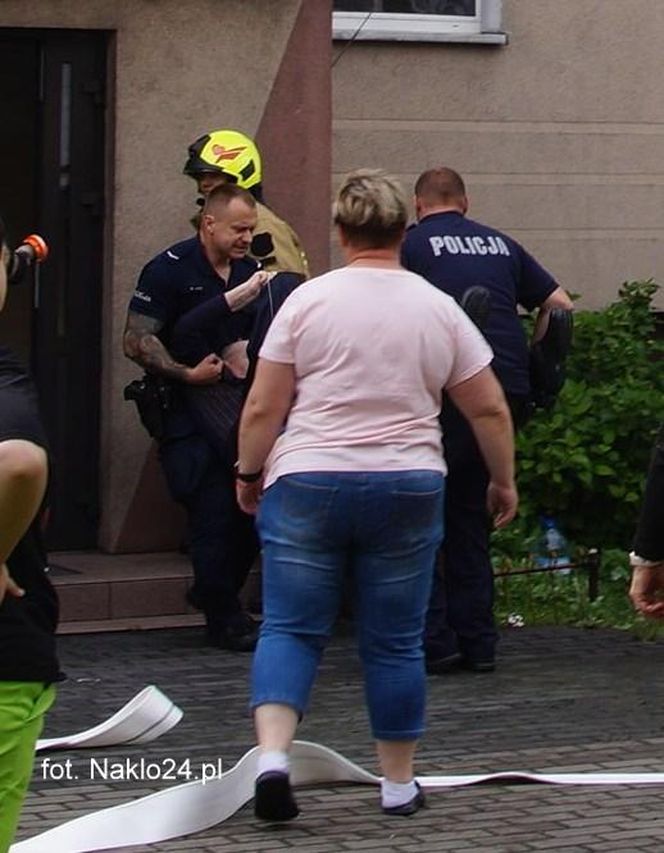 Niebywała odwaga policjantów. Wynieśli z płonącego budynku niepełnosprawnego mężczyznę!