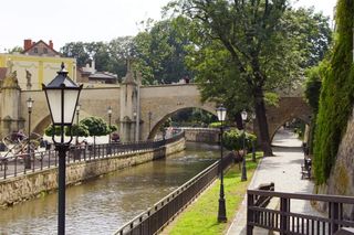 Najstarszy kamienny most w Polsce jest na Dolnym Śląsku. To miniatura Mostu Karola w Pradze 