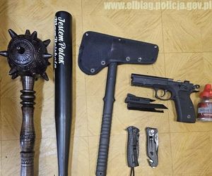 Przystawił kobiecie nóż do gardła, ale zdołała uciec. Nie bacząc na dzieci, ostrzelał jej mieszkanie! Szok w Elblągu