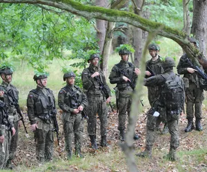 Szkolenie saperskie ochotników w 12 Brygadzie Zmechanizowanej. Okopy, czołganie się, strzelanie [ZDJĘCIA]