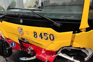 Zderzenie autobusu z osobówką we Wrocławiu. Jedna osoba w szpitalu 