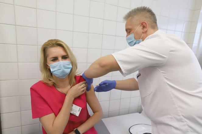 Pierwsze szczepienia przeciwko covid-19 w Lesznie. Dziś zaszczepiono 30 osób