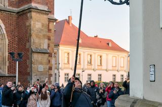 Wrocławski latarnik zapala 99 lamp gazowych