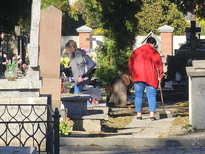 Polacy masowo sprzątają groby przed 1 listopada