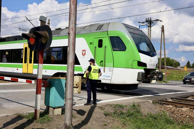 Kierowcy łamią przepisy, więc PKP chciało zamknąć rogatki w Ołtarzewie. Nie wyszło! 