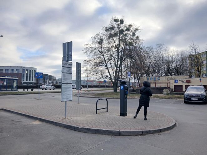 Na Wyżynach ludzie są wściekli. Spółdzielnia postawiła im pod blokiem parkomaty. "To cios!"