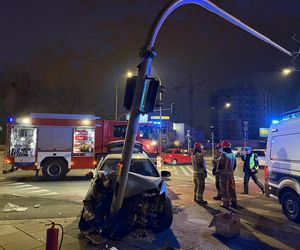 Jechał z żoną i dzieckiem, wylądował na słupie. Próbował zrzucić winę na ukochaną. Alkomat oszalał