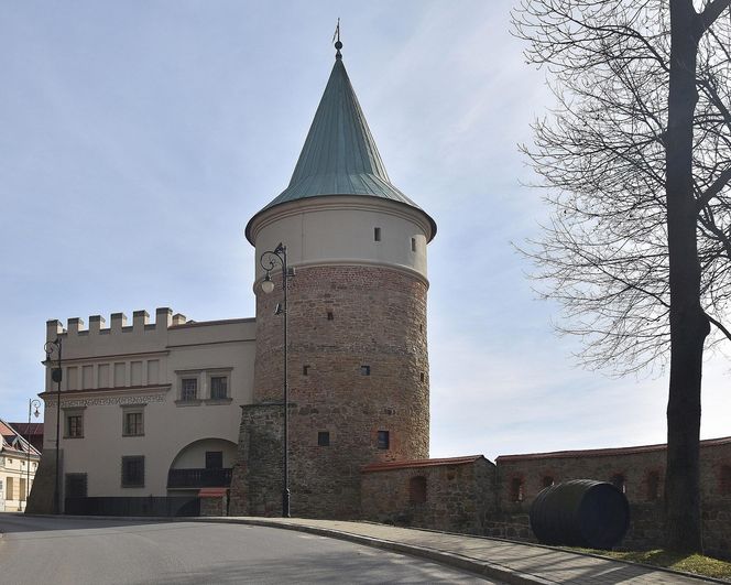 To jeden z najpiękniejszych domów w Małopolsce. Kiedyś był dworem obronnym, dziś zachwyca turystów