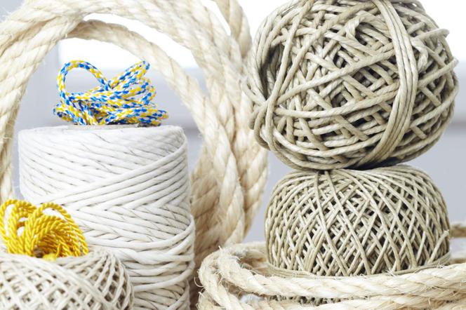 Dodatki w stylu marynistycznym DIY: liny, sznury, linki i sznurki