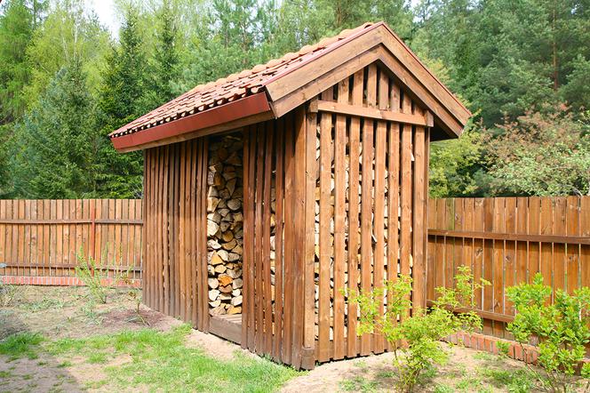Miejsce na przechowywanie drewna w ogrodzie
