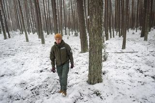 Archeolog, członek zespołu badawczego Wdeckiego Parku Krajobrazowego Olaf Popkiewicz w miejscu pozostałości obozowiska oddziału Armii Krajowej na terenie Wdeckiego Parku Krajobrazowego w Lipinkach,