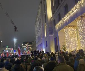 Przed siedzibą TVP odbył się protest. Uczestnicy skandowali Wolne media!