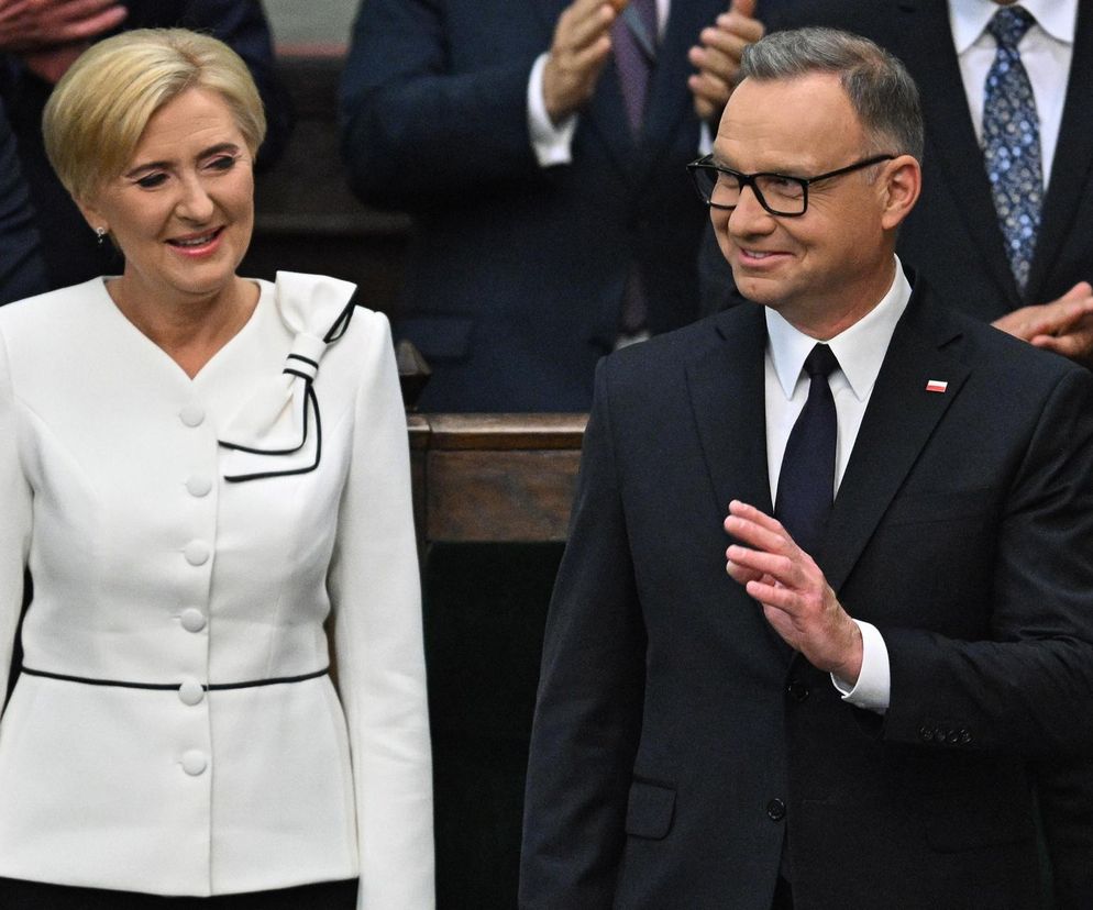 Agata Duda z kokardą na ramieniu w Sejmie