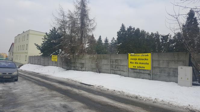 Mieszkańcy Dąbrowy Górniczej nie chcą masztu nadawczego na budynku szkoły