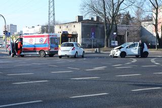 Zderzenie suzuki z karetką na sygnale na skrzyżowaniu Zamienieckiej z Ostrobramską