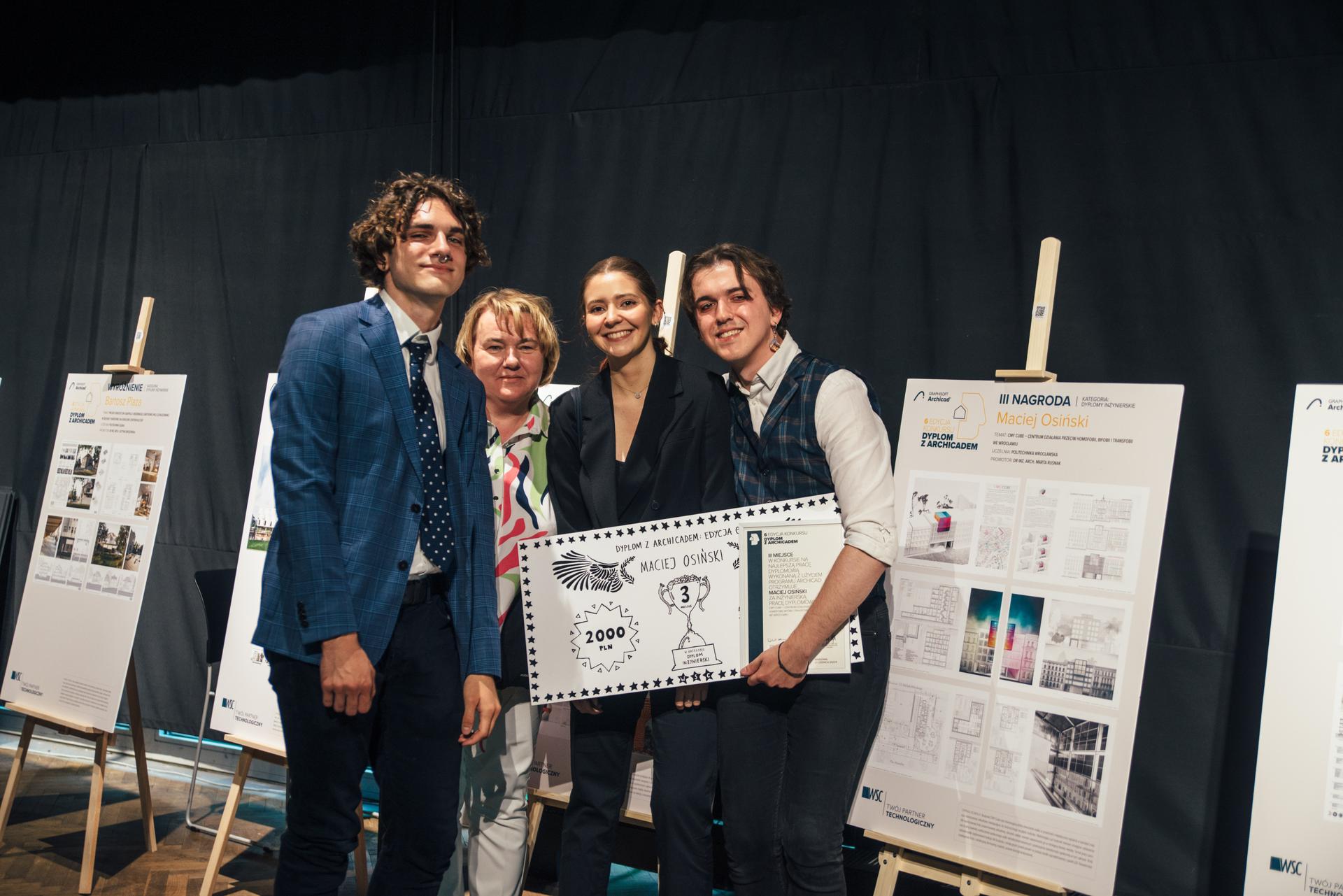 Po prawej Maciej Osiński, zdobywca 3 miejsca w kategorii dyplomów inżynierskich