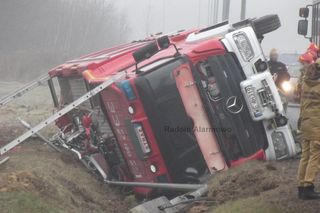 Radom, ul. Energetyków - wóz strażacki wjechał do rowu