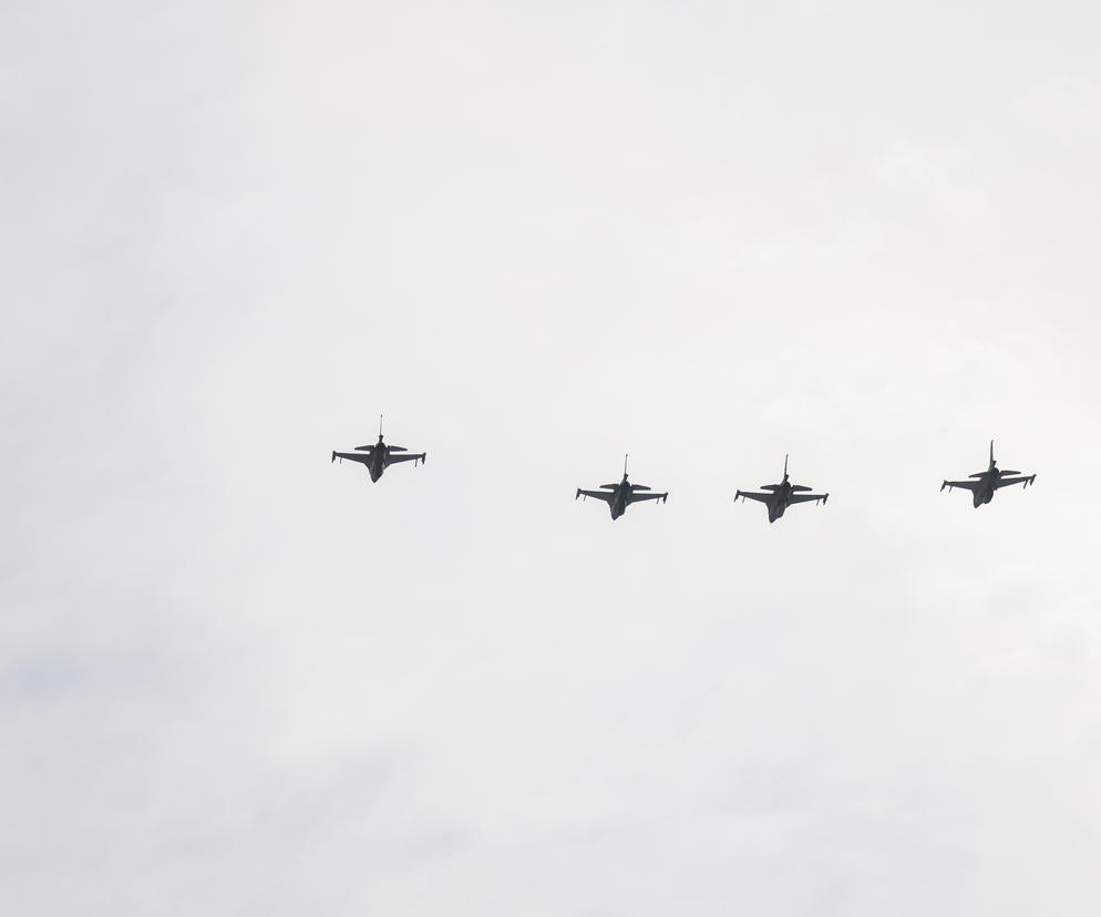 Myśliwce F16 nad Warszawą