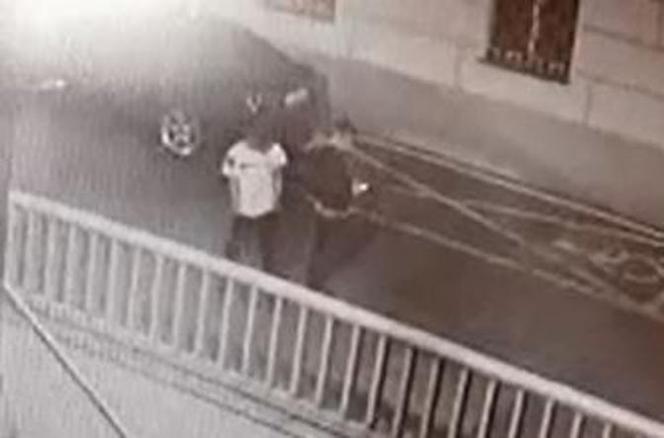 Tajemnicze plamy na koszulce Macieja Aleksiuka