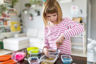 Eksperymenty dla dzieci w domu. 7 prostych i rozwijających eksperymentów [POMYSŁY]