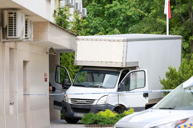 Dostawczy pojazd wbił się w budynek warszawskiego sądu 28.05.2025