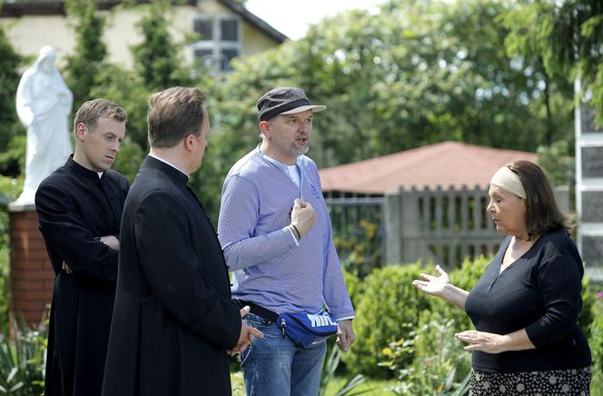 Ranczo. Reżyser serialu Wojciech Adamczyk, ksiądz Maciej (Mateusz Rusin), ksiądz Robert (Bartek Kasprzykowski), Michałowa (Marta Lipińska), 