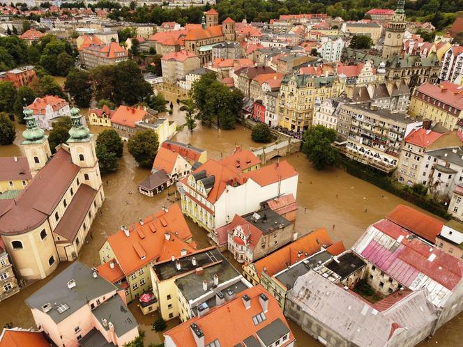 Powódź 2024 w Kłodzku. Miasto tonie, ogrom tragedii widać na zdjęciach z lotu ptaka