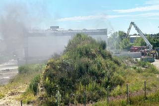 Kolejny pożar hali pod Warszawą. Z nowego budynku zaczął buchać dym i ogień