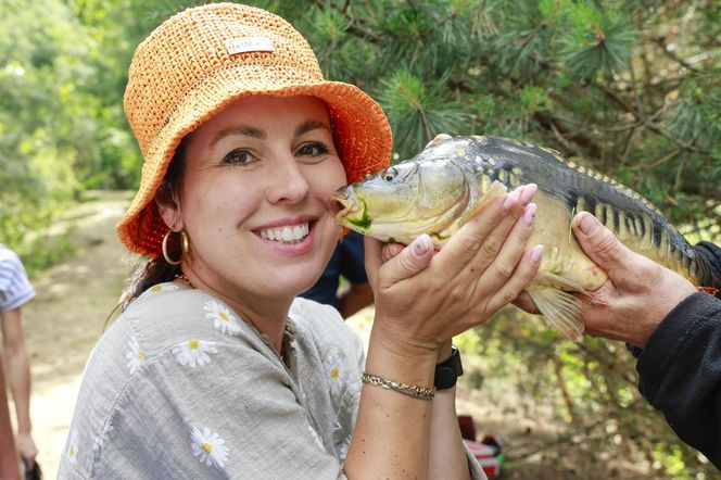 Jacek Rozenek z żoną i trzema "bestiami", syn Łącz bez koszulki, a Jarosińska - nieprzyzwoicie... skromna. Aktorzy łowią!