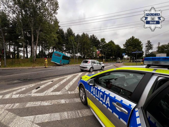 Zderzenie osobówki z autobusem w Lędzinach