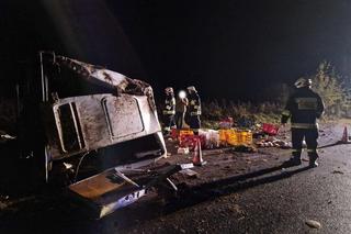 Smyków. Kierowca dostawczego mercedesa wylądował w rowie i dachował