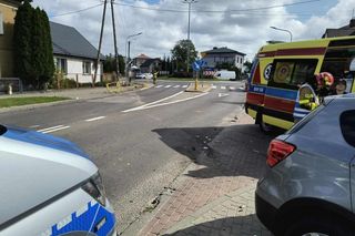 Dwie osoby w szpitalu! 83-latek przejechał przez rondo i uderzył w busa