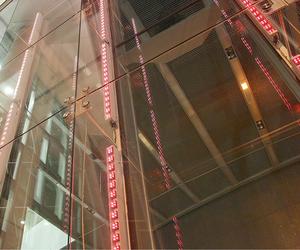 Światło ukryte w fasadzie. Uniqa Tower, Wiedeń, proj. Heinz Neuman & Partners